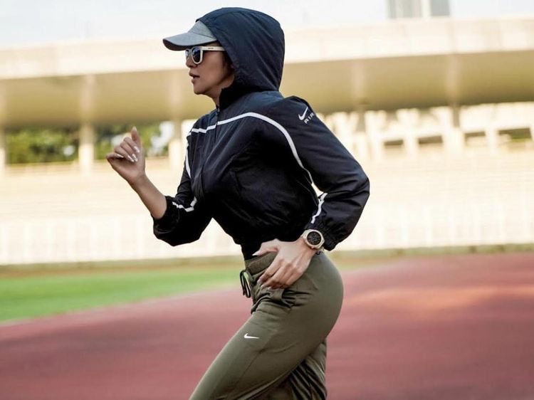 8 Gaya Olla Ramlan Saat Olahraga, Sporty Pakai Hoodie Jadi Pengganti Hijab