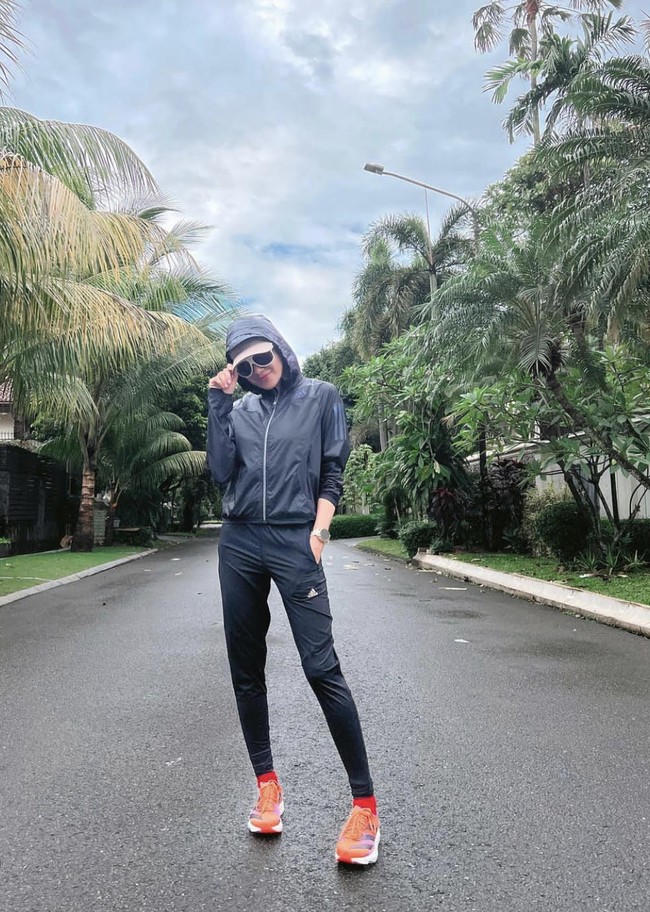 Siapa yang suka olahraga pakai jaket parasut? Mungkin gaya hijab dengan jaket parasut hitam seperti yang dikenakan Olla Ramlan ini bisa menginspirasi. Foto: Dok. Instagram @ollaramlan