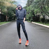 Siapa yang suka olahraga pakai jaket parasut? Mungkin gaya hijab dengan jaket parasut hitam seperti yang dikenakan Olla Ramlan ini bisa menginspirasi. Foto: Dok. Instagram @ollaramlan