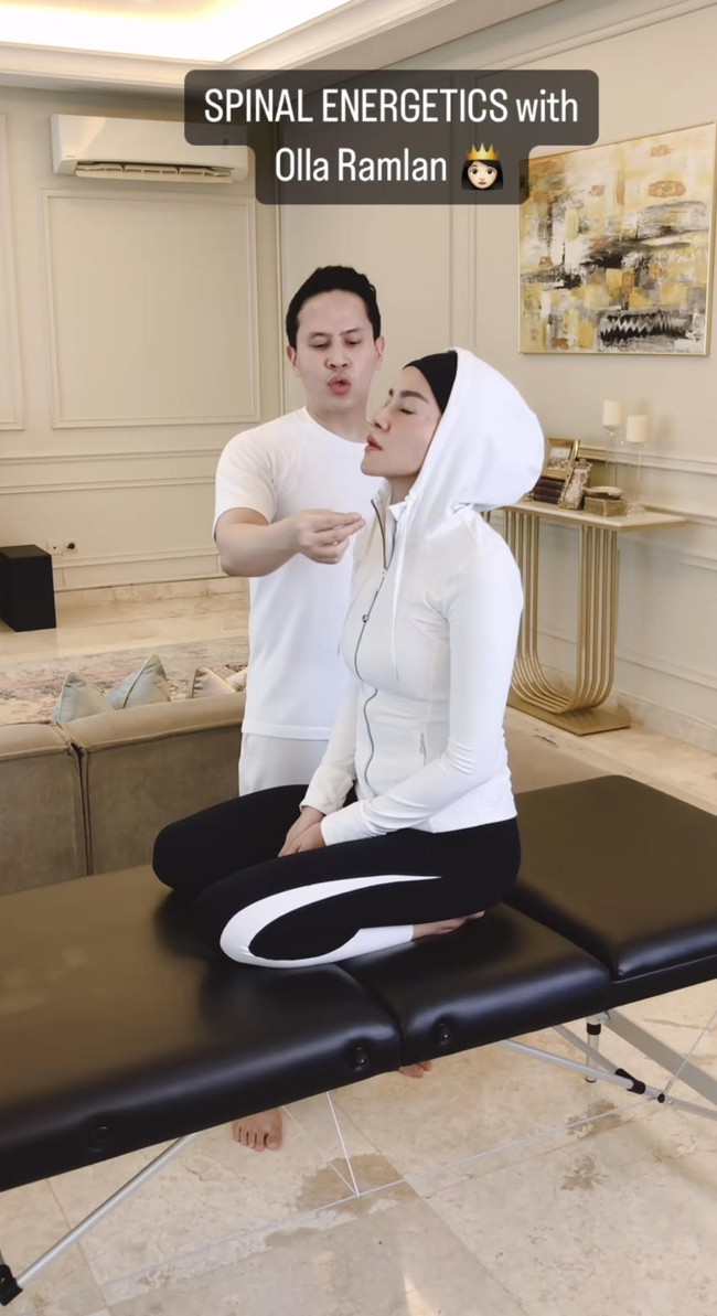 Memang tidak mudah menyesuaikan busana olahraga dengan hijab. Olla Ramlan memilih gaya busana yang simple menggunakan jaket dengan hoodie, ciput, dan legging. Foto: Dok. Instagram @ollaramlan