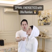 Memang tidak mudah menyesuaikan busana olahraga dengan hijab. Olla Ramlan memilih gaya busana yang simple menggunakan jaket dengan hoodie, ciput, dan legging. Foto: Dok. Instagram @ollaramlan