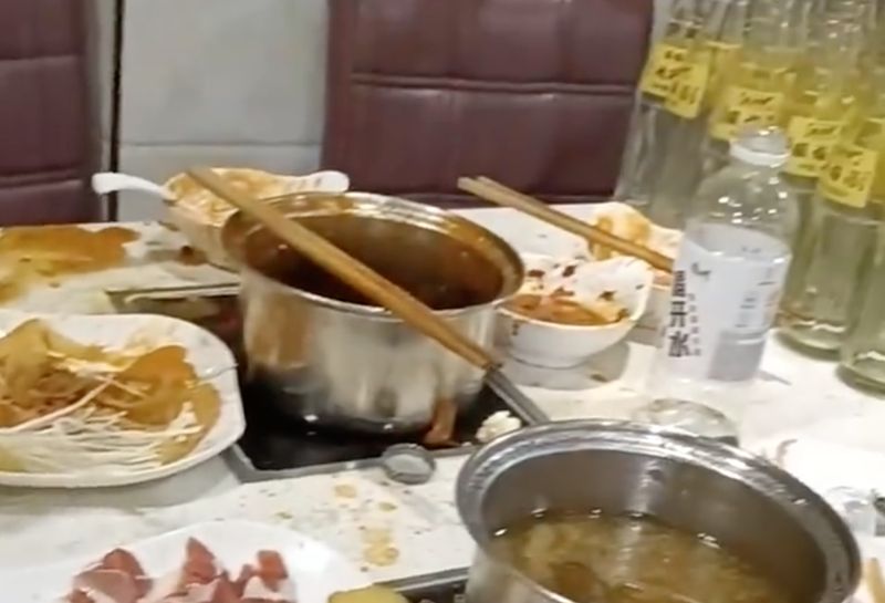 Gokil! 6 Remaja di China Habiskan 111 Botol Minuman di Resto AYCE