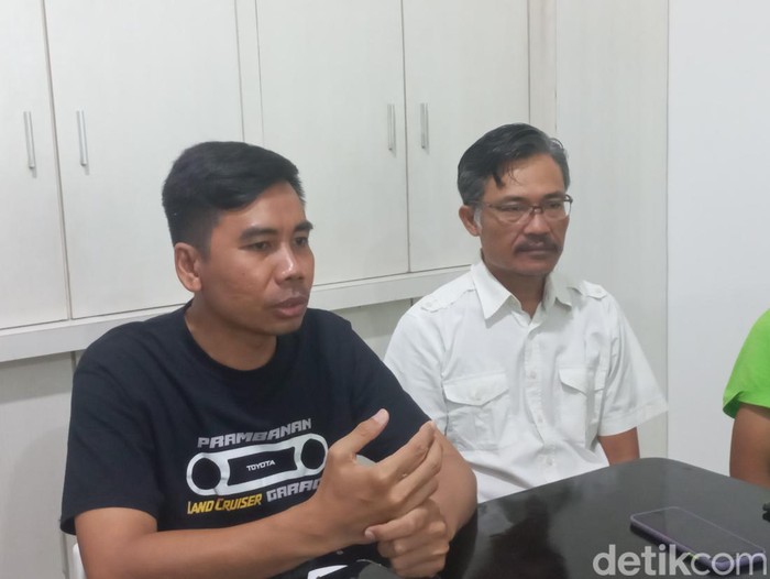 Zuanda, Ketua IOF Jambi (baju hitam), Dedy (Panitia Delegasi Teknis IOF) saat memberikan keterangan ke media.