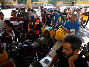 Diblokade Israel, Warga Palestina Antre BBM