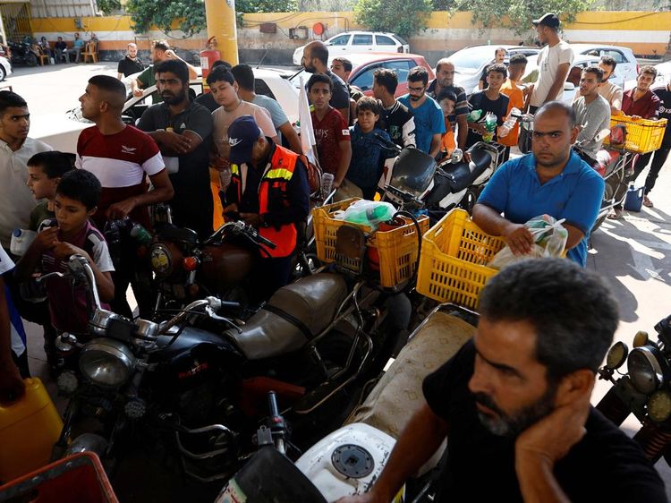 Diblokade Israel, Warga Palestina Antre BBM