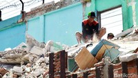 Pembongkaran ini mendapat dukungan penuh dari warga setempat.  