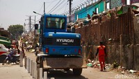 Terlihat mobil ekskavator yang disiagakan di lokasi pembongkaran.