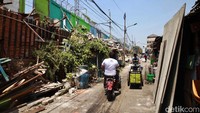 Bangunan liar yang dibongkar itu berada di wilayah RW 10 Kelurahan Pekojan, Jakarta Barat.  