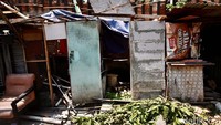 Bedeng tersebut sebagian ada juga yang digunakan masyarakat untuk berwirausaha. Namun ada pula yang memanfaatkan bedeng tersebut untuk menyediakan lapak prostitusi berkedok jualan kopi.  