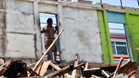 Sebelumnya, upaya sosialisasi berupa imbauan serta penempelan selebaran penertiban bangunan liar telah dilakukan oleh pihak Satpol PP di tiap unit bangunan liar yang berada di lokasi penertiban.  