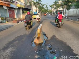Hati-hati! Jalan Berlubang di Protokol Cianjur Membahayakan