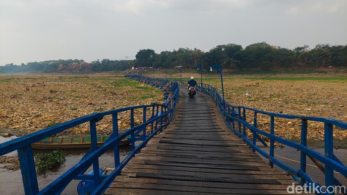 Jembatan Apung di KBB Terdampar di Tanah Karena Sungai Mengering