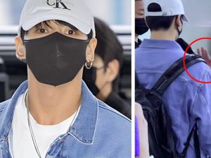 Viral! Jungkook BTS Bawa Kamera, eh Didorong Petugas Keamanan Bandara