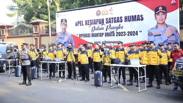 Kadiv Humas Polri Irjen Sandi Nugroho memimpin apel kesiapan Pasukan Satgas Humas Operasi Mantap Brata 2023 di Mabes Polri, Senin (16/10/2023).