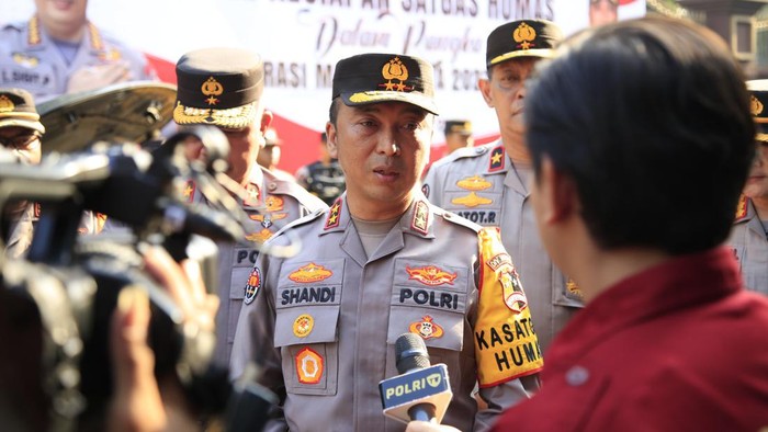 Kadiv Humas Polri Irjen Sandi Nugroho memimpin apel kesiapan Pasukan Satgas Humas Operasi Mantap Brata 2023 di Mabes Polri, Senin (16/10/2023).