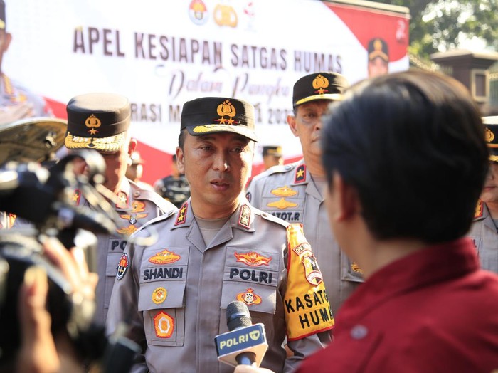 Kadiv Humas Polri Irjen Sandi Nugroho memimpin apel kesiapan Pasukan Satgas Humas Operasi Mantap Brata 2023 di Mabes Polri, Senin (16/10/2023).