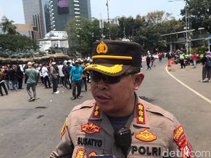 Massa Pro dan Kontra Terkait Gugatan di MK Terpisah Sekat di Patung Kuda
