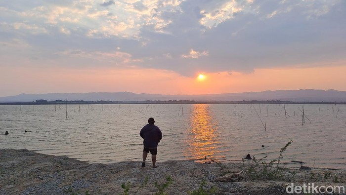 Kawasan Wotan saat air Waduk Gajah Mungkur surut bak di pantai, Sabtu (14/10/2023)..