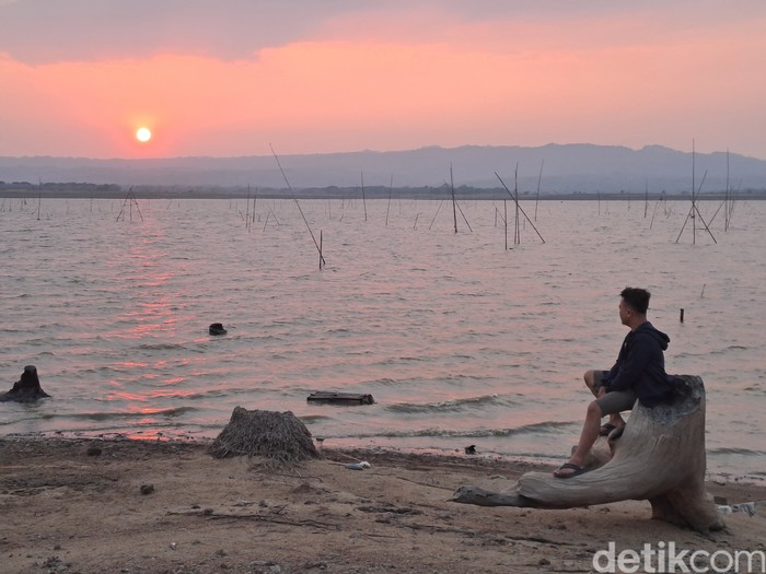 Kawasan Wotan saat air Waduk Gajah Mungkur surut bak di pantai, Sabtu (14/10/2023)..