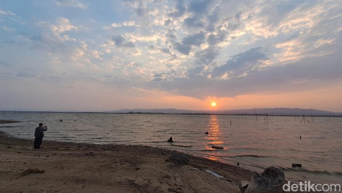 Kawasan Wotan saat air Waduk Gajah Mungkur surut bak di pantai, Sabtu (14/10/2023)..