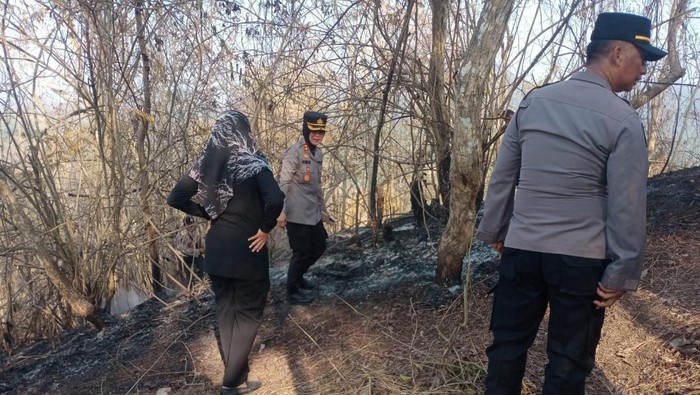 Polisi meninjau kondisi terkini Gunung Roto, Kokap, Kulon Progo, Senin (16/10).