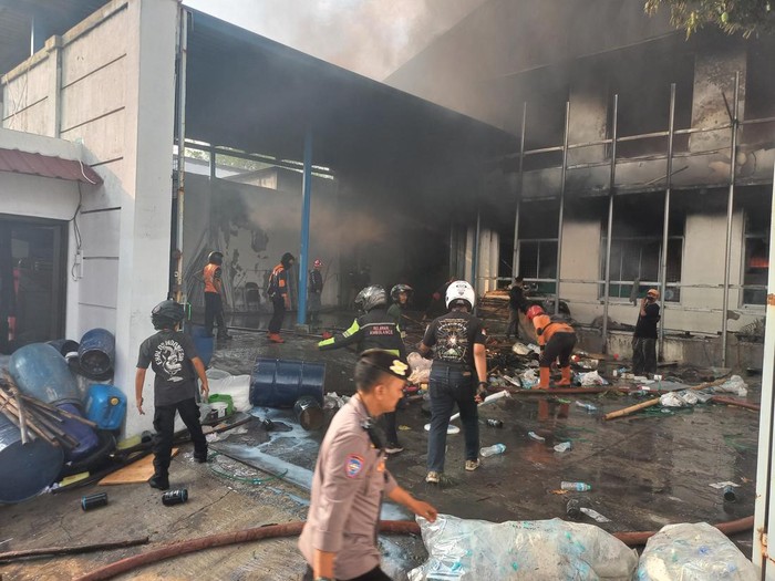 Kebakaran pabrik tekstil di Solobaru, Sukoharjo, Senin (16/10/2023).