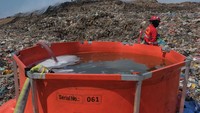 Sebuah bak berisi air yang dicampur eco enzyme disiapkan untuk memadamkan api kebakaran sampah di Tempat Pembuangan Akhir (TPA) Regional Sarbagita Suwung, Denpasar, Bali. 