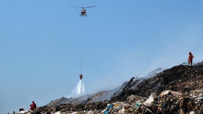 Sebuah bak berisi air yang dicampur eco enzyme disiapkan untuk memadamkan api kebakaran sampah di Tempat Pembuangan Akhir (TPA) Regional Sarbagita Suwung, Denpasar, Bali, Senin (16/10/2023). Kebakaran yang terjadi pada Kamis (12/10) tersebut hingga saat ini belum padam sehingga tim gabungan masih melakukan penanganan melalui operasi darat, udara dan penanganan dengan cara injeksi yang mengerahkan 16 unit mobil pemadam kebakaran, enam unit mobil tangki air untuk menyuplai air bagi pemadam. dan dua unit helikopter BNPB. ANTARA FOTO/Nyoman Hendra Wibowo/tom.