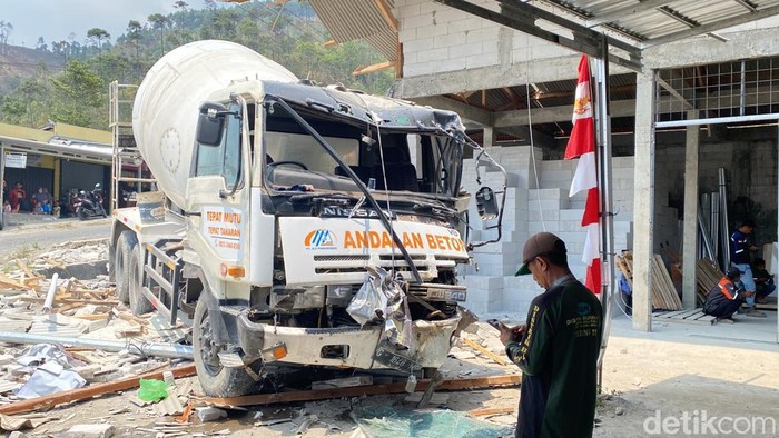 Truk molen rem blong hantam bangunan dan motor