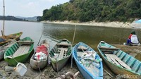 Debit air Waduk Pacal Surut dampak kemarau panjang, membuat warga kesulitann mencari ikan.Foto: Ainur Rofiq