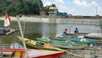 Petugas Waduk Pacal Pujiono bendungan yang dibangun sejak 1933, hari ini debit air tinggal 4 kita kubik. Saat ini bendungan masih di buka satu pintu untuk pengairan pertanian beberapa desa di sekitar bendungan. Dan rencananya akan ditutup total nanti pada tanggal 20 Oktober.l Foto: Ainur Rofiq Warga