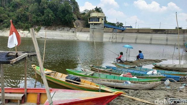 Kemarau panjang debit air waduk Pacal Surut Kemarau Panjang debit air di Waduk Pacal, Bojonegoro menjadi surut