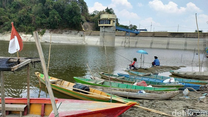 Kemarau panjang debit air waduk Pacal Surut Kemarau Panjang debit air di Waduk Pacal, Bojonegoro menjadi surut