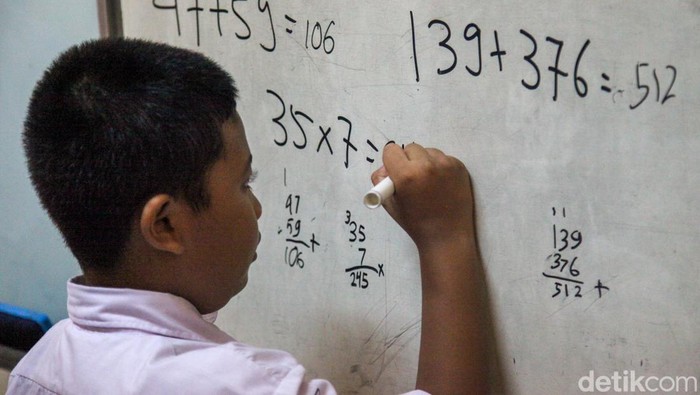 Kemenag bekerjasama dengan Prof Yohanes Surya meluncurkan program Madrasah Pandai Berhitung. Ditargetkan, siswa madrasah belajar matematika dengan menyenangkan.