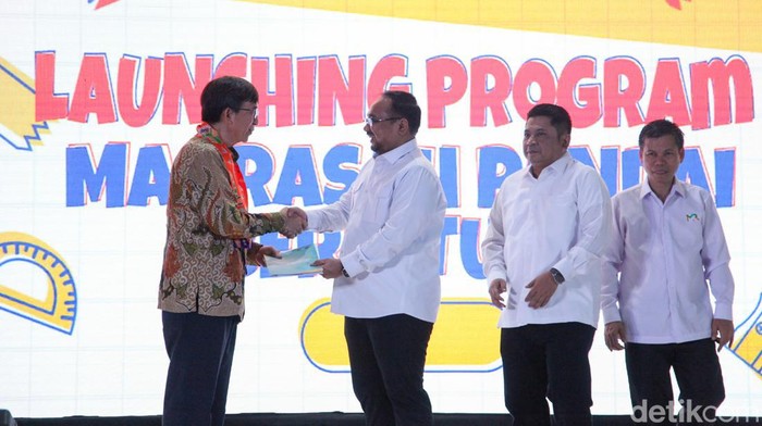 Kemenag Gandeng Yohanes Surya, Bikin Siswa Madrasah Suka Matematika Kemenag bekerjasama dengan Prof Yohanes Surya meluncurkan program Madrasah Pandai Berhitung. Ditargetkan, siswa madrasah belajar matematika dengan menyenangkan.