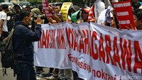Peserta aksi dari berbagai kelompok massa mendukung hakim MK menjadi sosok negarawan. 