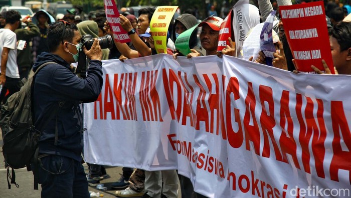 Keranda Mayat 'MK Bukan Punya Keluarga' Diusung Massa Massa yang menolak batas cawapres dari 40 tahun menjadi 35 beraksi di Patung Kuda Jakarta. Mereka membaka keranda bertuliskan