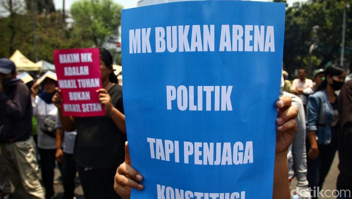 Keranda Mayat 'MK Bukan Punya Keluarga' Diusung Massa Massa yang menolak batas cawapres dari 40 tahun menjadi 35 beraksi di Patung Kuda Jakarta. Mereka membaka keranda bertuliskan