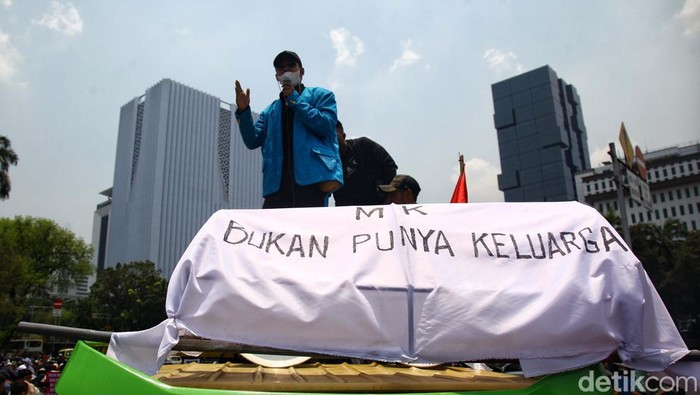 Keranda Mayat 'MK Bukan Punya Keluarga' Diusung Massa Massa yang menolak batas cawapres dari 40 tahun menjadi 35 beraksi di Patung Kuda Jakarta. Mereka membaka keranda bertuliskan