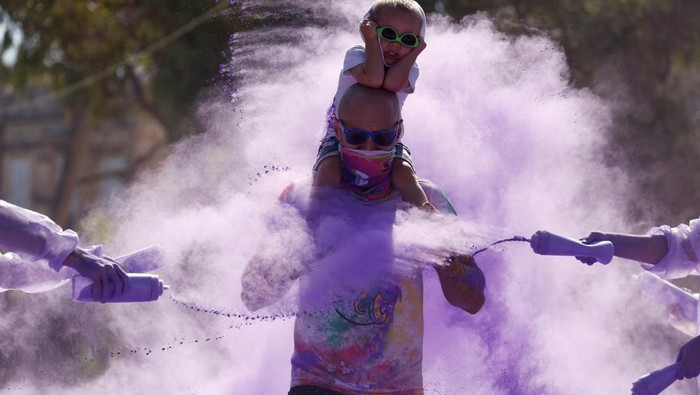 Keseruan Lomba Lari Sambil Mandi Busa di Malta A participant runs through a foam bath during the 'Colour My Run' charity fun run in Ta' Xbiex, Malta October 15, 2023. REUTERS/Darrin Zammit Lupi
