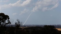 Hamas meluncurkan roket ke arah Israel merespon serangan udara yang dilakukan Israel ke wilayah Gaza. REUTERS/Amir Cohen  