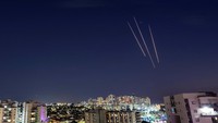 Pemandangan menunjukkan roket diluncurkan dari Jalur Gaza ke Israel, terlihat dari perbatasan Israel di Israel selatan 15 Oktober 2023. REUTERS/Amir Cohen.  