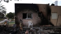 Roket Hamas berhasil menembus sistem antirudal Israel dan menghantam pemukiman di Kibbutz Kfar Aza. REUTERS/Ilan Rosenberg.  