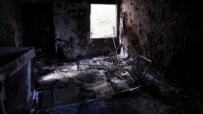 Kibbutz Kfar Aza Israel Digempur Roket Hamas A view shows a military stretcher inside the remains of a burnt house, following a deadly infiltration by Hamas gunmen from the Gaza Strip, in Kibbutz Kfar Aza in southern Israel, October 15, 2023. REUTERS/Ronen Zvulun