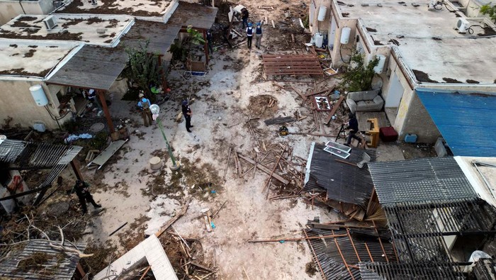 Kibbutz Kfar Aza Israel Digempur Roket Hamas A view shows a military stretcher inside the remains of a burnt house, following a deadly infiltration by Hamas gunmen from the Gaza Strip, in Kibbutz Kfar Aza in southern Israel, October 15, 2023. REUTERS/Ronen Zvulun