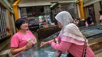 Harga emas batangan antam pada Senin (16/10/2023) mengalami penurunan untuk pertama kalinya dalam sepekan menjadi Rp 1.087.000 per gram, setelah naik tajam sebesar Rp 41.000. 