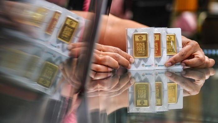 Pekerja menunjukan emas logam mulia kepada seorang warga di Toko Perhiasan Buana di Kosambi, Bandung, Jawa Barat, Senin (16/10/2023). Harga emas batangan antam pada Senin (16/10/2023) mengalami penurunan untuk pertama kalinya dalam sepekan menjadi Rp1.087.000 per gram, setelah naik tajam sebesar Rp41.000. ANTARA FOTO/Raisan Al Farisi