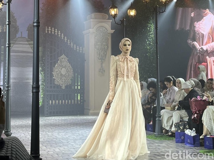 Koleksi Rose and Beyond Ayu Dyah Andari yang berkolaborasi dengan Putri Zulkifli Hasan.