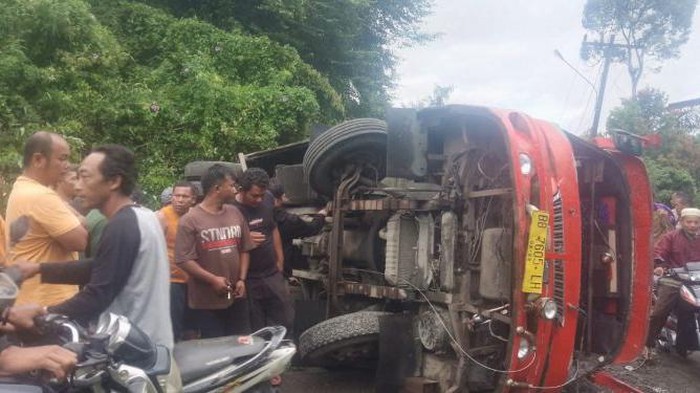 Kondisi truk bawa puluhan pelajar terbalik di Tapsel. (Foto: Dok. Porles Tapsel).