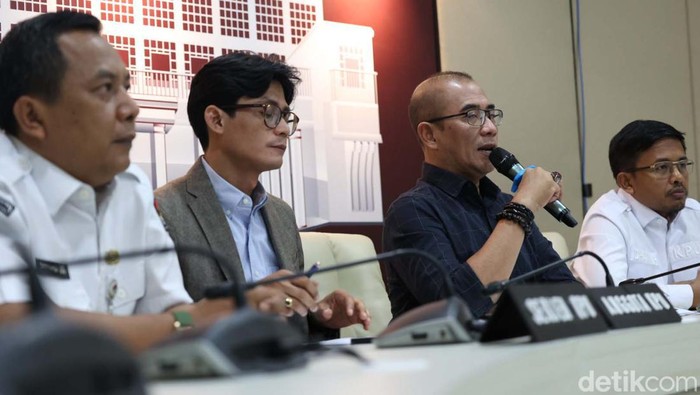 KPU siap menerima pendaftaran capres dan cawapres. Hal itu disampaikan Ketua KPU Hasyim Asyari dalam jumpa pers di Jakarta, Senin (16/10/2023).